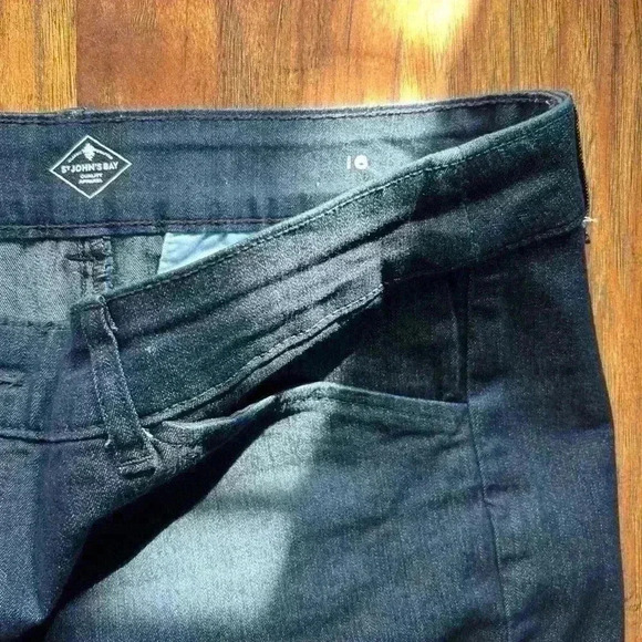 St. John’s Bay Bermuda Shorts Women’s Size 16 Dark Denim - Picture 3 of 7